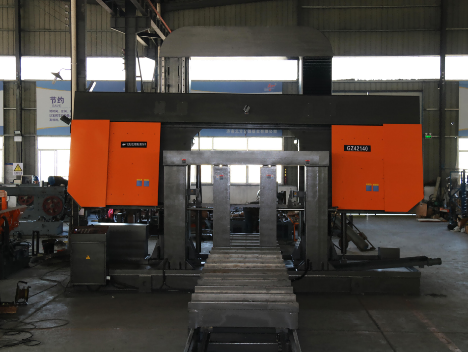 金鋒鋸業(yè)大型龍門臥式帶鋸床花落中核集團(tuán)